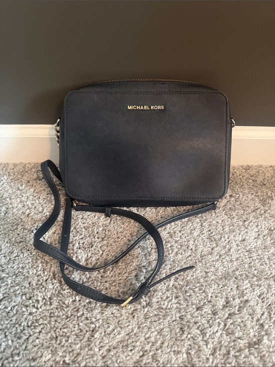 Michael Kors Handbags - Michael Kors Black Leather Crossbody with Gold Logo